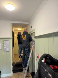 Collega's aan het werk in de gang bij Stichting Peperhoeve